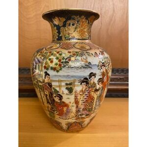 Japanese Royal Satsuma Moriage Vase Geisha Scene Hand Painted Gold Gilt Floral